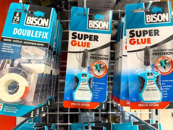 Perakende mağazasında bizon süper yapıştırıcısı ve çift ekran bant görüntüsü.