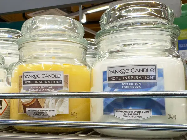 Yanki mum evi ilham kaynağı rafta kokulu mumlar var..