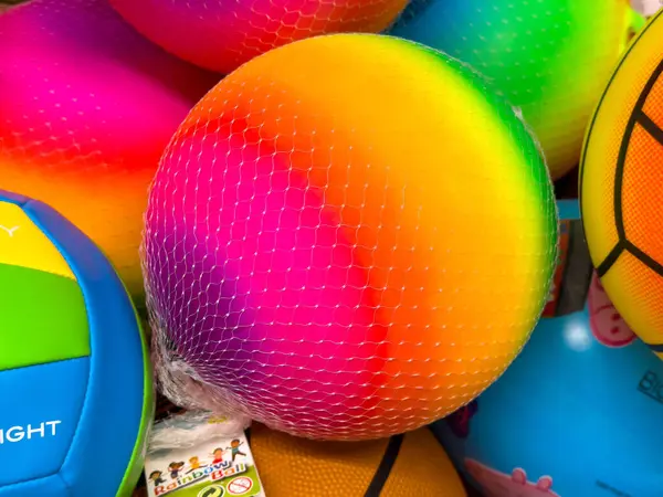 Neon desenli ve desenli renkli zıplama topları.