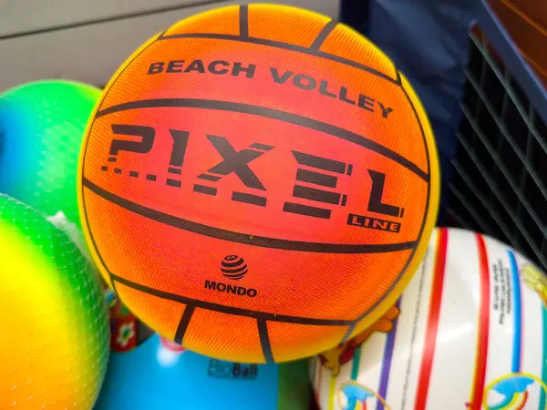 Renkli plaj voleybolu ve çeşitli toplar..
