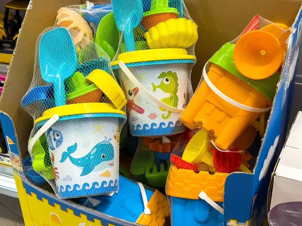 Çocuklar için kova, kürek ve şato kalıplı renkli plaj oyuncakları..