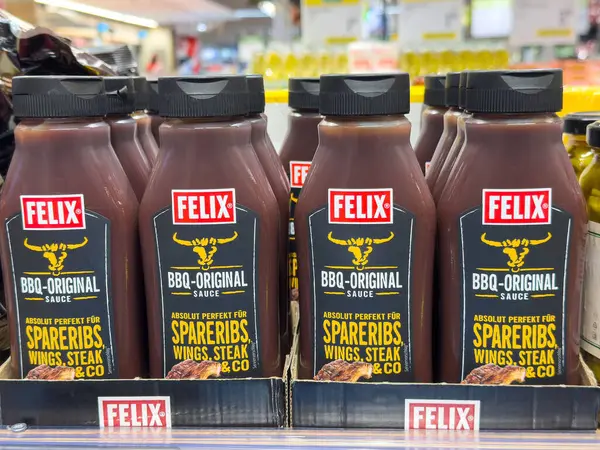 Felix bbq markette orijinal sos şişeleri sergileniyor..