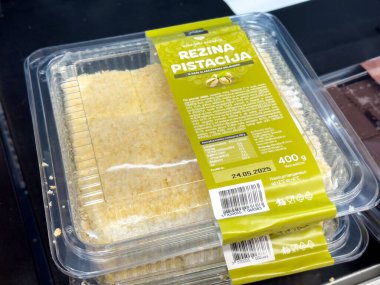 Süpermarkette beslenme etiketli rezina pistacija tatlısı.