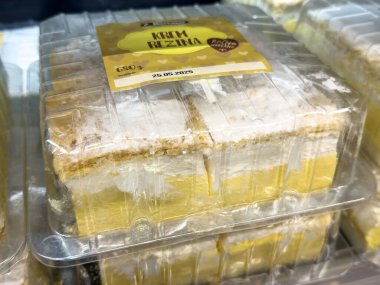 Temiz plastik ambalajlı lezzetli Slovenian krem rezina keki.