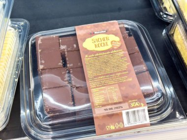 Paketlenmiş torte turta çikolatalı pasta. Rafta etiketi var..