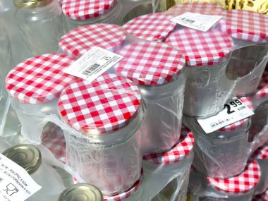 Mağazada satılık plastik kapaklı cam kavanozlar..