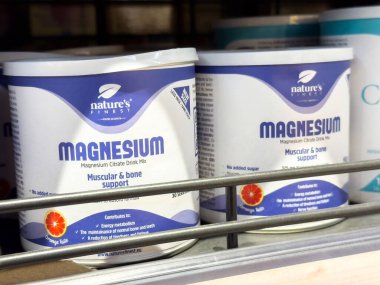 Mağaza rafında kas ve kemik desteği için magnezyum sitrat karışımı.