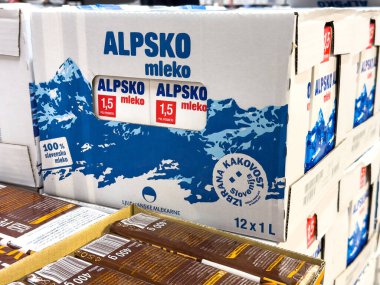 Alpsko mleko% 1.5 süt karton ambalajlı mavi dağ tasarımı.