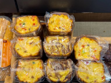 Pastanede sergilenen çeşitli meyveli kekler.