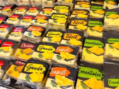 Market vitrininde paketlenmiş peynirin çeşitliliği.