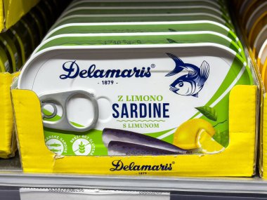 Market vitrininde limon aromalı Delamaris sardalya konserveleri.
