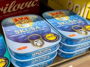 Sırp pazarında konserve uskumru fileto paketleme.