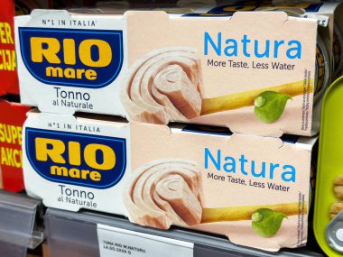 Rio mare ve natura markalarıyla konserve ton balığı sergisi.