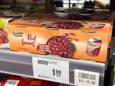 Marketin rafında üzerinde fiyat etiketi olan kırmızı fasulye paketleri..