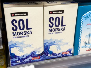 Mercator sol morska deniz tuzu ambalajı, rafta deniz tasarımı var..