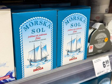 Süpermarket koridorunda yelkenli tasarımlı Morska sol ambalajı.