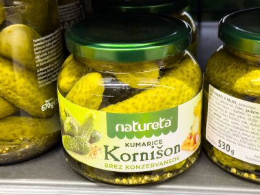 Raftaki kavanozlarda salatalık turşusu..