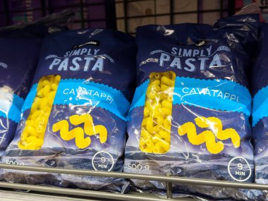 Rafta ambalaj ekranında basitçe makarna cavatappi.