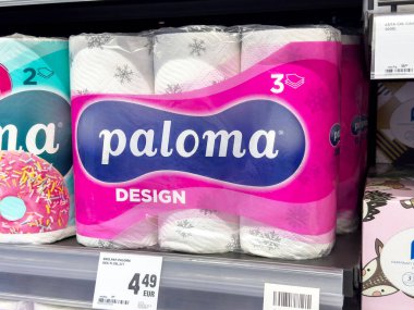 Süpermarket vitrininde kar taneleri olan tuvalet kağıdı tasarımı.