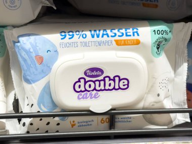 Violeta çift bakımlı çocuklar tuvalet kağıdı ile su ve biyolojik çözünebilir ambalaj.