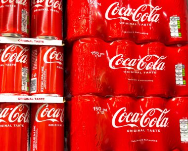 Perakende satış mağazasında Coca-Cola kutuları ve paketleri.