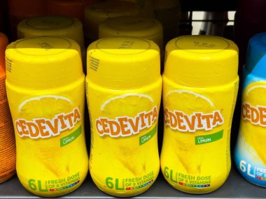 Mağazada vitamin içeriği gösteren üç sedehit limon suyu kabı var..