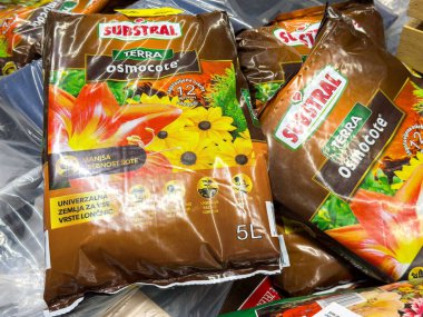 Substral osmocote terra çiçek desenli evrensel saksı toprağı.