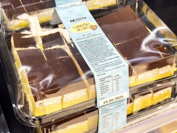 Çikolata kaplı krema ve son kullanma tarihli krema dilimleri..