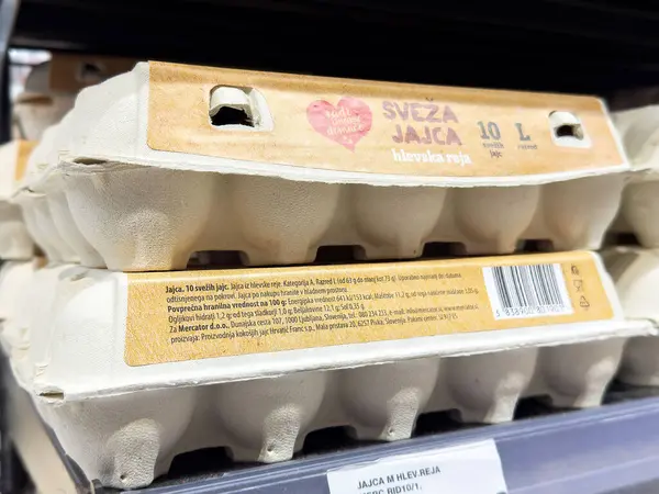 Rafta on kutu taze yumurta var..