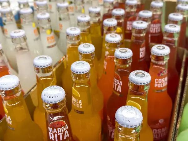 Canlı renklerde metal kapaklı çeşitli cam şişeler..