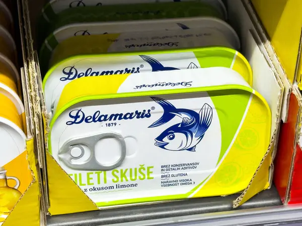 Limon aromalı uskumru konserve kutuları, metal çekiş-sekmesi, sarı yeşil ambalaj tasarımı.