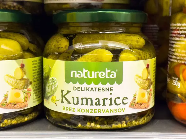 Bir kavanoz turşu ve rafta sarı etiket var..