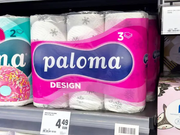 Süpermarket vitrininde kar taneleri olan tuvalet kağıdı tasarımı.