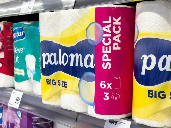 Özel tuvalet kağıdı paketi gösteren indirimli mağaza rafı.