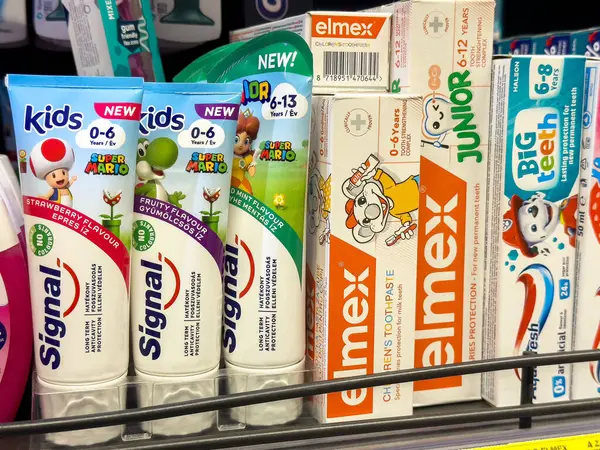 Renkli ambalajlı ve markalı çocuk diş macunu seçimi.