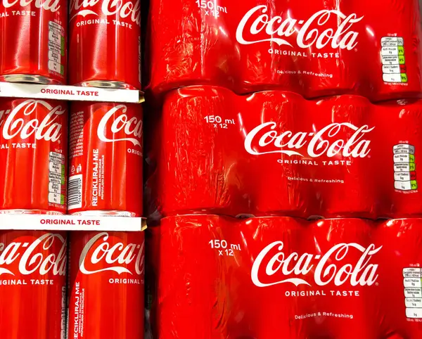 Perakende satış mağazasında Coca-Cola kutuları ve paketleri.