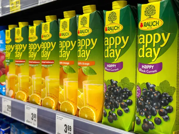 Süpermarketin raflarında çeşitli mutlu gün sıvıları var..