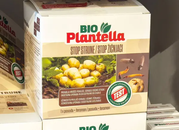 Ekinleri korumak için doğal malzemelerle dolu bahçe ilaçlama kutusu..