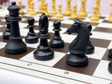 Stratejik oyunda siyah beyaz taşlı satranç tahtası..