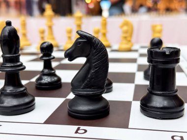 Stratejik oyun kurulumunda satranç taşlarının siyah ve beyaz satranç tahtalarına yakın plan.