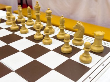 Oyun başlamak için beyaz satranç taşları yerleştirilmiş satranç tahtası.