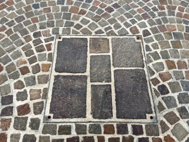 Taş kapaklı kaldırım taşları..
