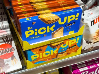 Süpermarket raflarında çeşitli bisküvi paketleri.