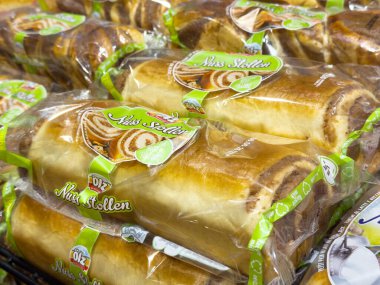 Market vitrininde fındık çalma paketleri.