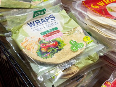 Vejetaryen yüksek protein ambalajları rafta duruyor..