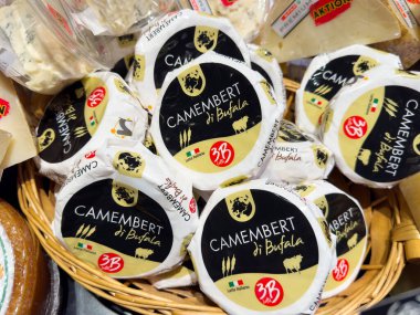Camembert di bufala peyniri market sepetinde sergileniyor..