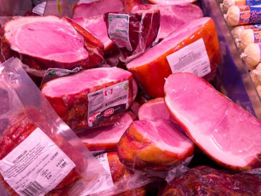 Pazar vitrininde tütsülenmiş jambon çeşitleri..