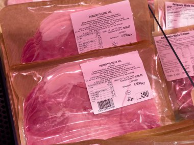 Market vitrininde beslenme etiketli paketlenmiş prosciutto dilimleri.