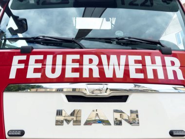 'Feuerwehr' işareti olan Alman itfaiye aracının önü..