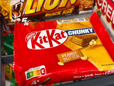 Kitkat topak fıstık ezmeli gofret rafta..